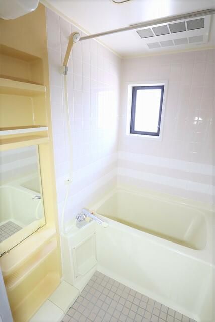 バス・シャワールーム　落ち着いた空間のお風呂です