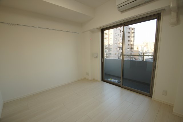 居室・リビング　落ち着いた色合いの床材を使用した居住空間