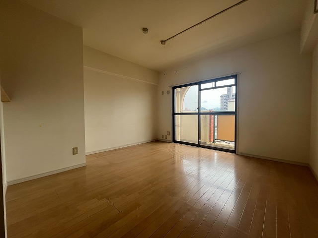 居室・リビング　同物件別号室のものです。