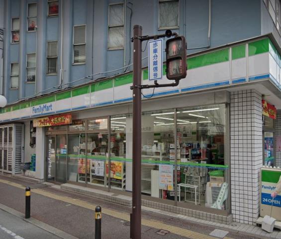 コンビニ　ファミリーマート（コンビニ）まで448m