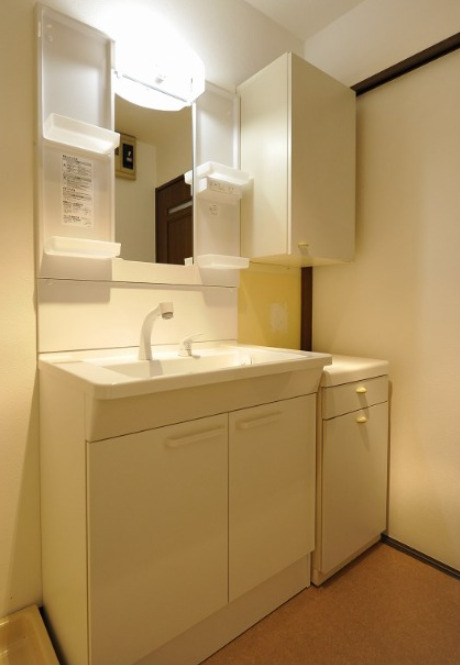 洗面設備　ゆったりとスペースのある洗面所