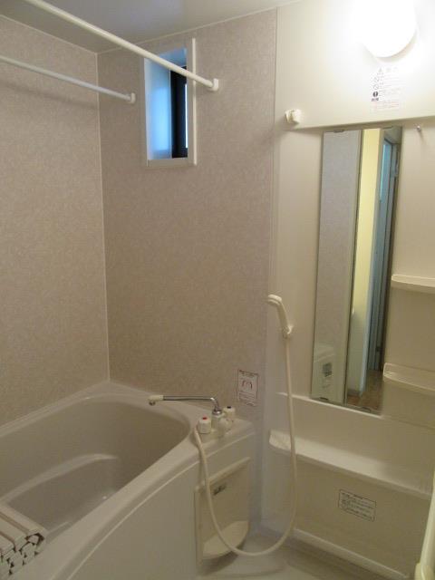 バス・シャワールーム　同タイプ別部屋の画像となります。