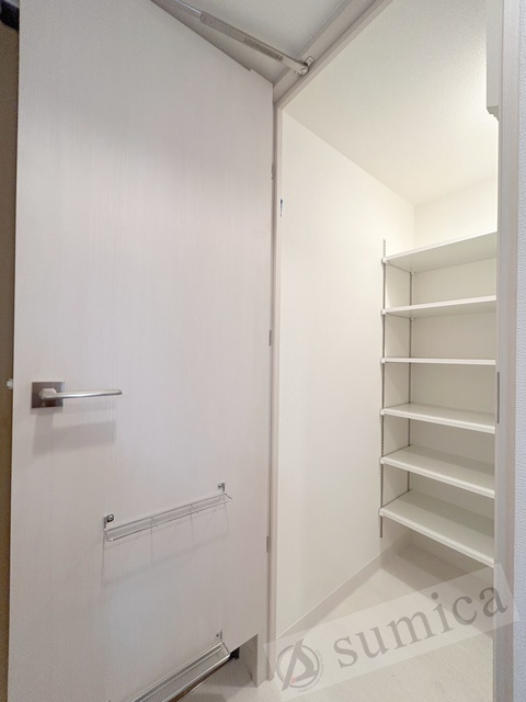 玄関　内装色が異なります