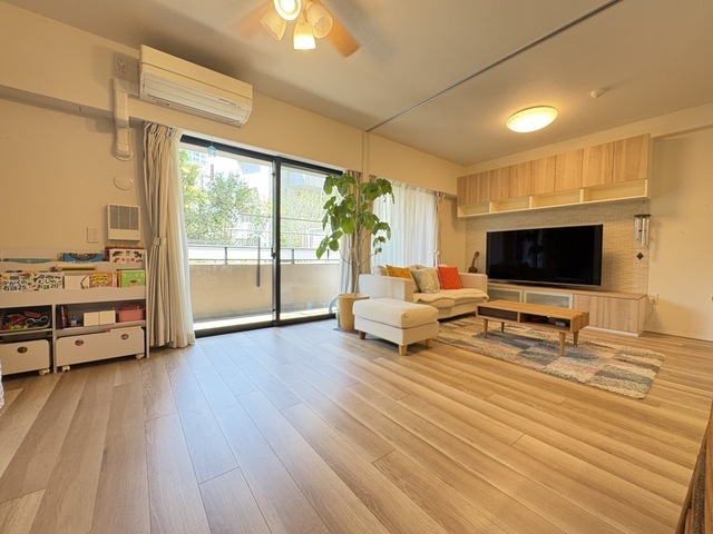 居室・リビング　１２帖のリビング・５．５帖の洋室♪ウォールドアを開け１部屋と