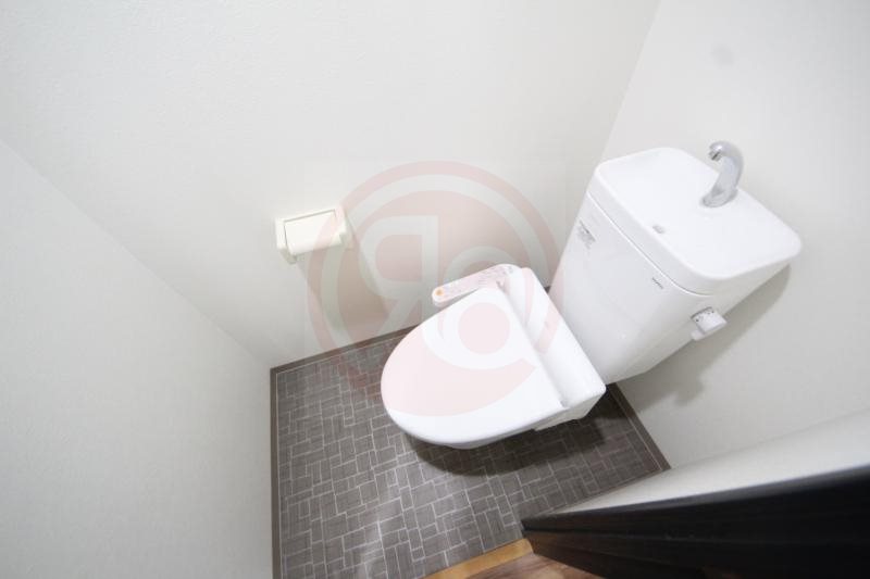 トイレ　落ち着いた色調のトイレです