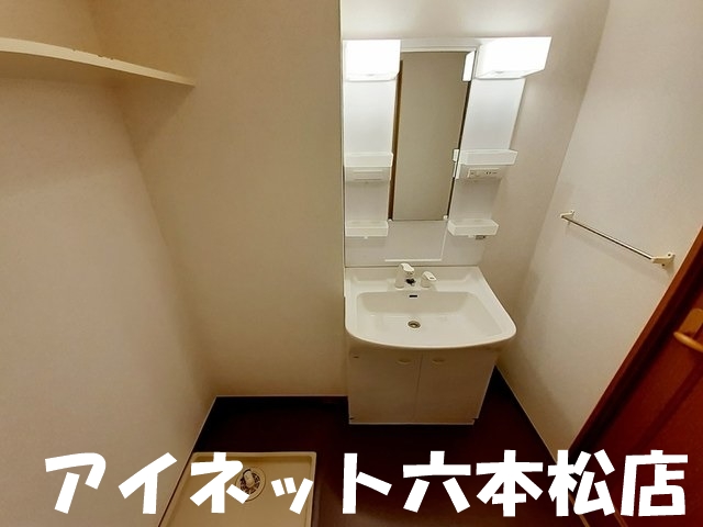 洗面設備　朝の支度はこちらでどうぞ。