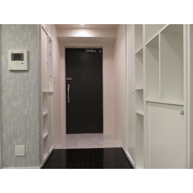 玄関　写真は同タイプ住居です。