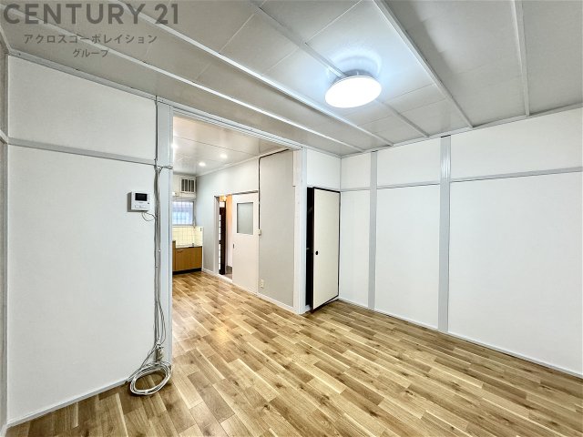 居室・リビング　床色が明るい色合いで、とてもきれいです。