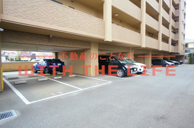 駐車場　駐車場があるので、車を買う予定の方も安心です