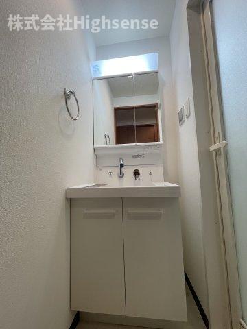 洗面設備　明るい洗面所です