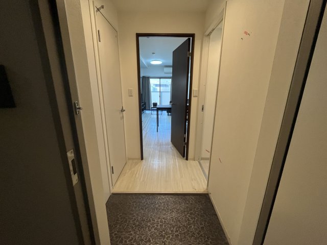 玄関　同物件反転のお写真となっております 間取り図を参照してくださ