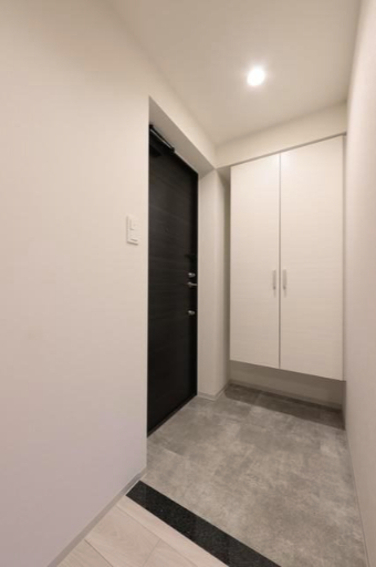 玄関　※写真は同じマンションの違う部屋のものになります。