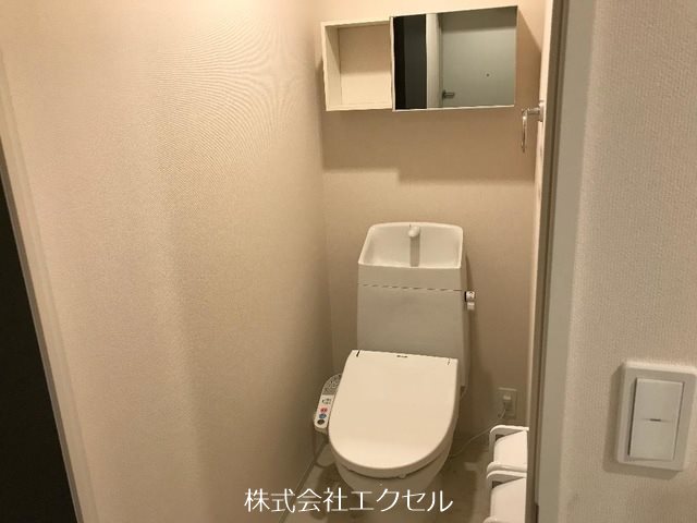 トイレ　嬉しい温水洗浄便座完備です。