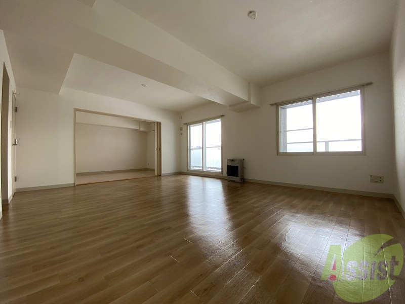 居室・リビング　広くてキレイなお部屋が広がっていて、充実した生活が送れそう。