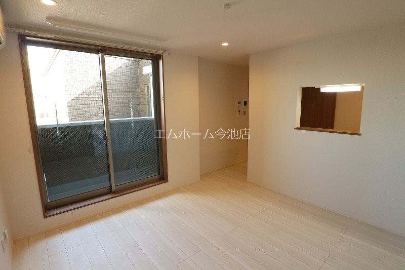 居室・リビング　LDK11.6帖　エアコン付　バルコニーに面しています