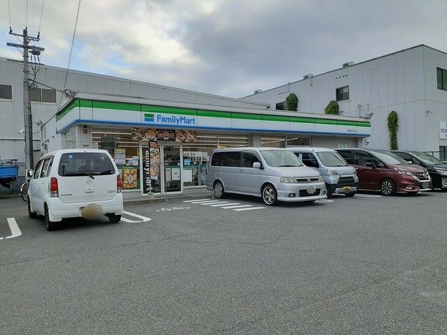 コンビニ　ファミリーマート様（コンビニ）まで327m