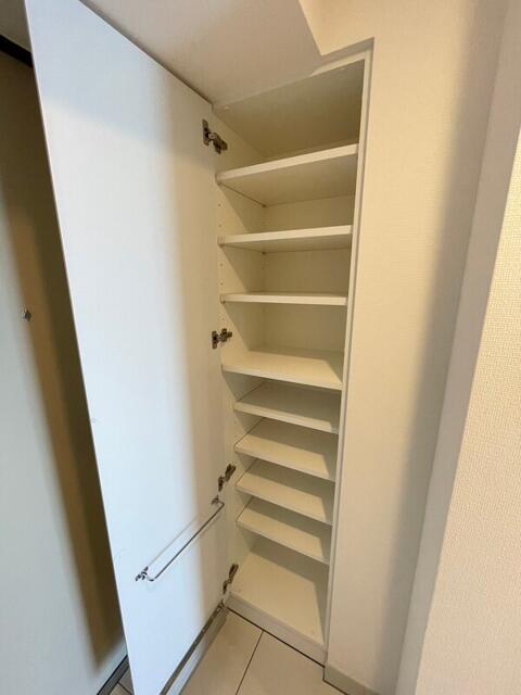 玄関　同物件別部屋写真