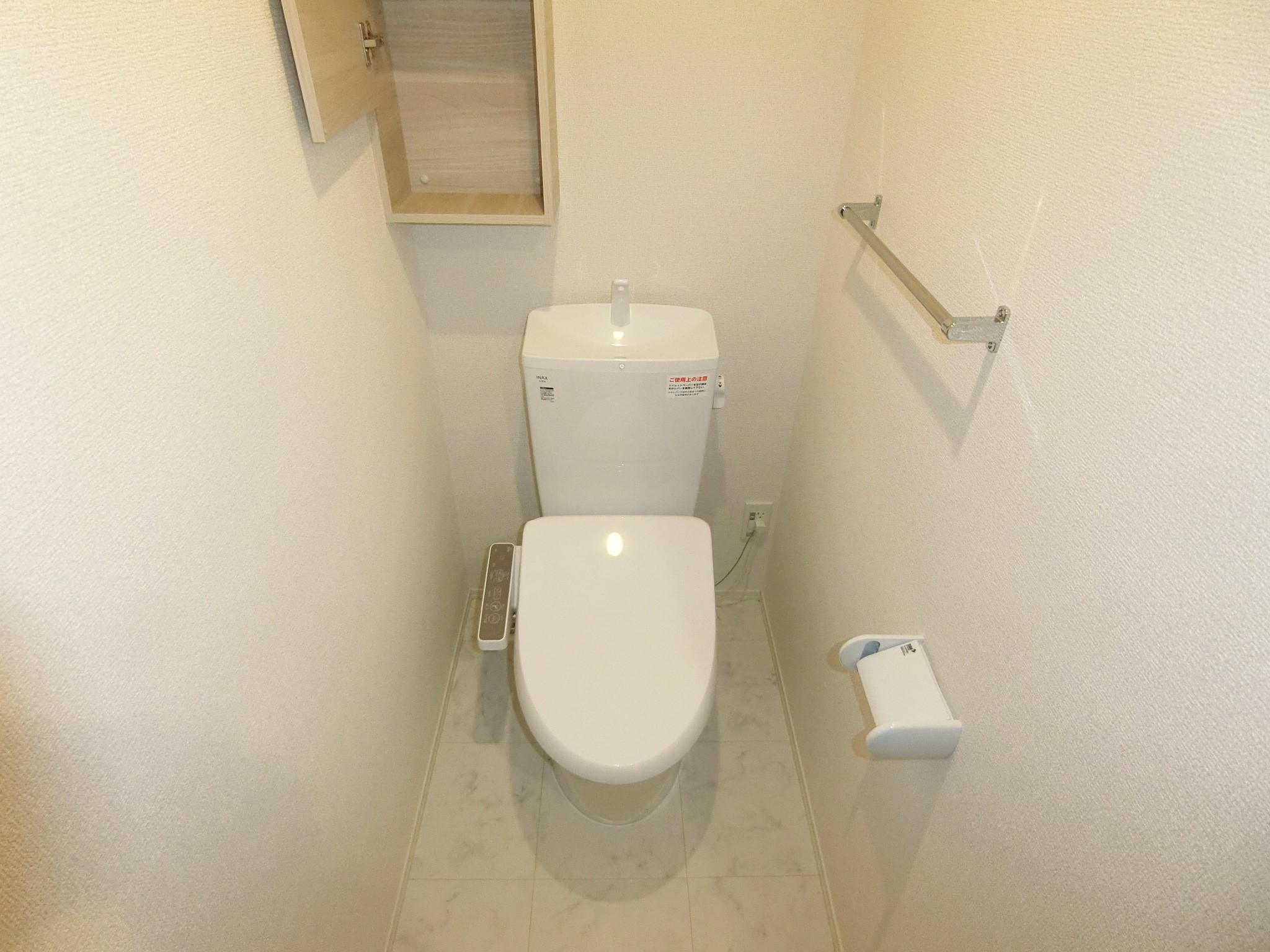 トイレ　収納付で温水洗浄機付のトイレです☆