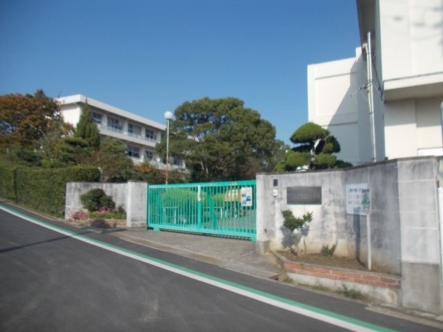 小学校　香芝市立下田小学校様（小学校）まで1200m