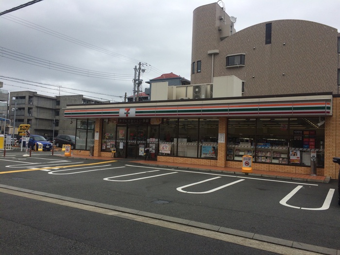 コンビニ　セブンイレブン（コンビニ）まで230m