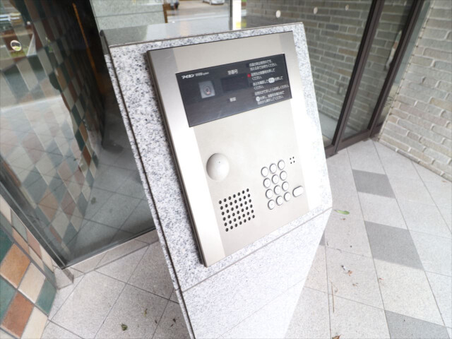 エントランス　オートロック付きで安心です