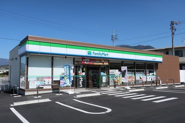 コンビニ　ファミリーマート（コンビニ）まで750m