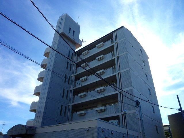建物外観　鉄筋コンクリート造の７階建ての建物です。