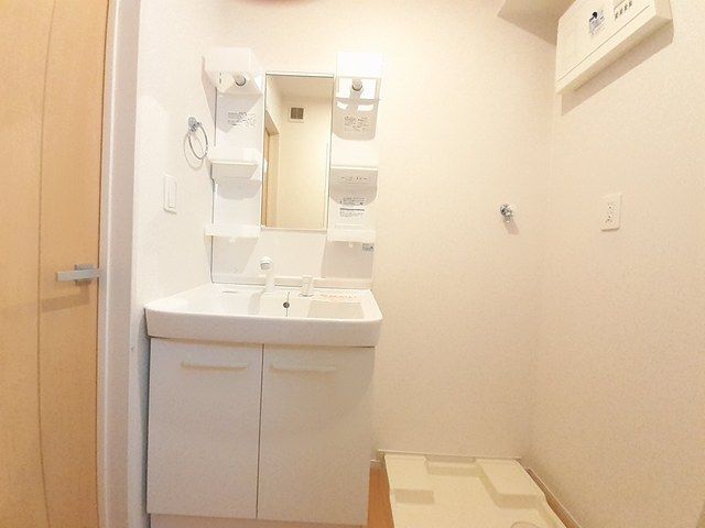 洗面設備　ゆったりとスペースのある洗面所