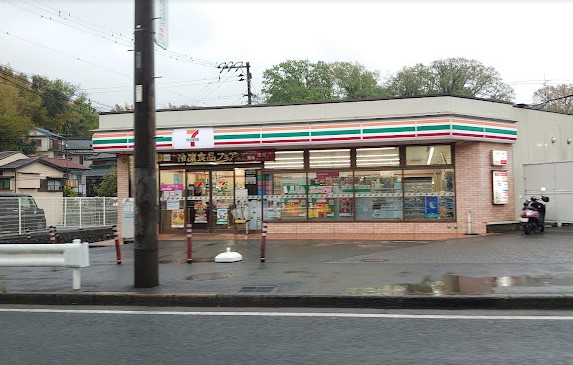 コンビニ　セブンイレブン 横浜六ツ川店（コンビニ）まで301m