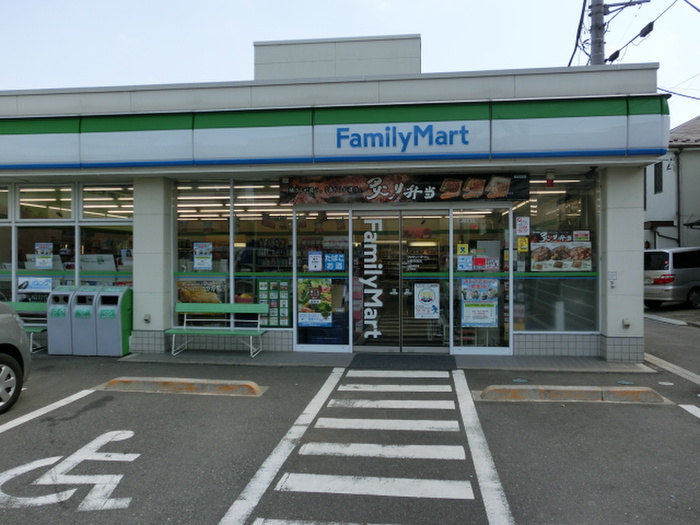 コンビニ　ファミリーマート（コンビニ）まで179m