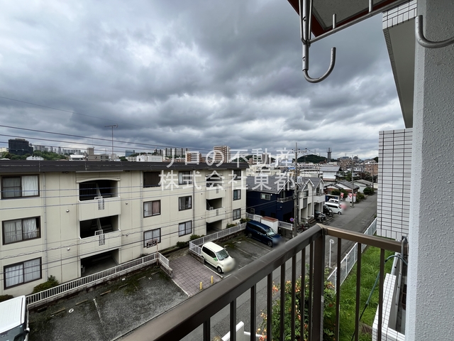 眺望　バルコニーからの景色です！圧迫感がないので暮らしやすい♪