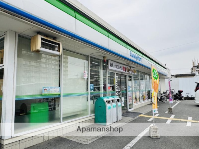 コンビニ　ファミリーマート（コンビニ）まで225m