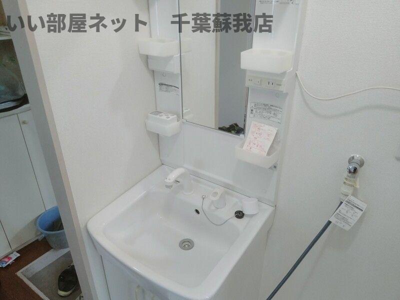 洗面設備　ゆったりとスペースのある洗面所