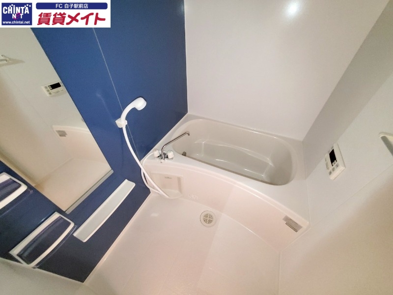 バス・シャワールーム　別部屋反転同型写真