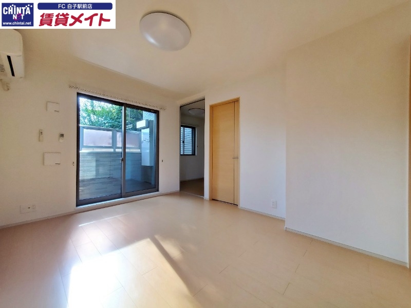 居室・リビング　別部屋反転同型写真