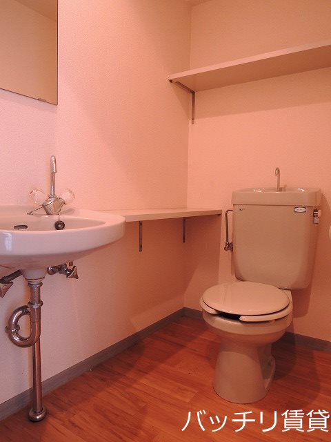 トイレ　別号室タイプの為、現状を優先いたします