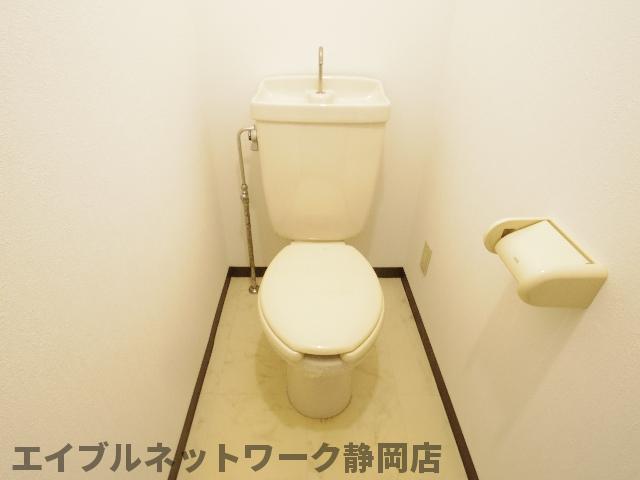 トイレ　落ち着いた色調のトイレです