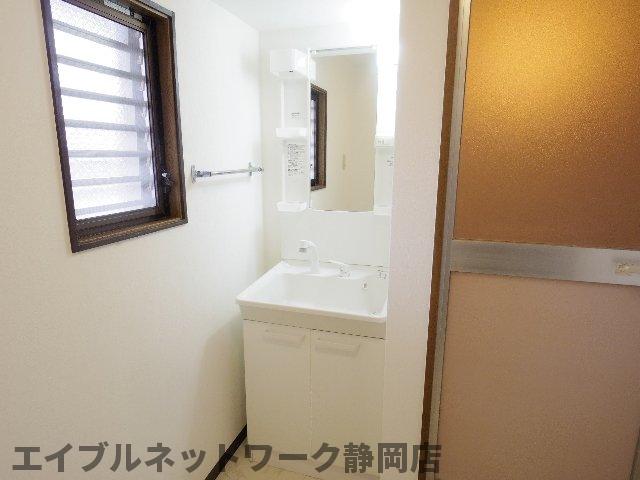 洗面設備　脱衣スペースもあります