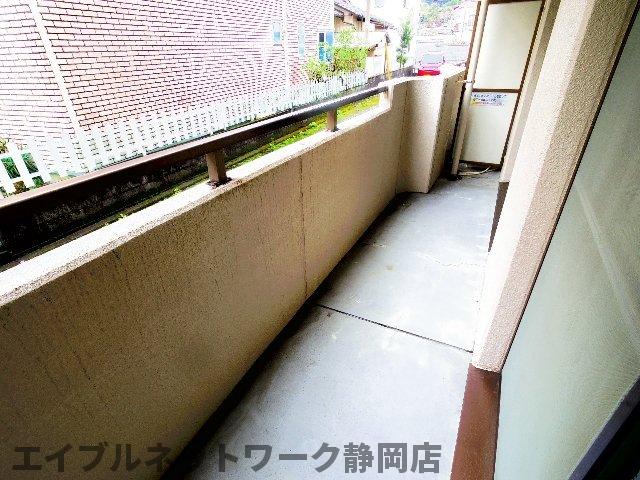 バルコニー　暖かな日差しのふりそそぐバルコニー