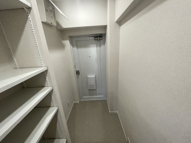 バルコニー　玄関にはシューズボックスがあります