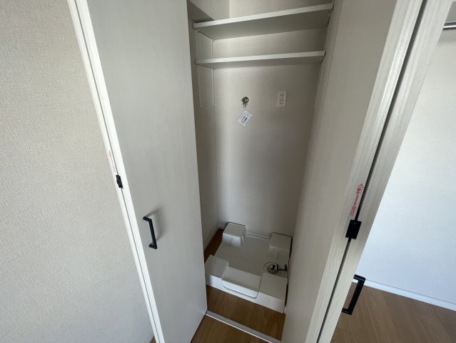 玄関　防水パン付洗濯機置場です