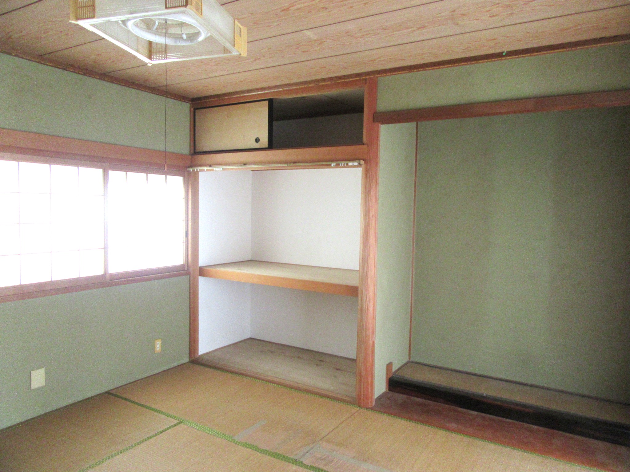 岸上貸戸建の居間写真