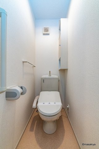 トイレ　トイレ　ウォシュレット付きです。