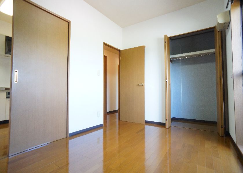 収納　こちらのお部屋からも東面のバルコニーに出入りできますよー♪