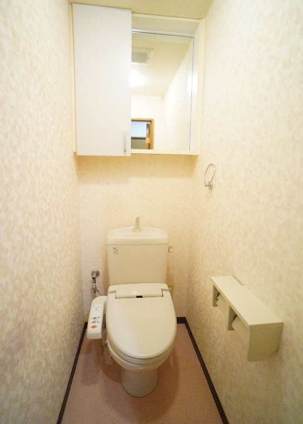 トイレ　寒い時期も安心の多機能便座★ミラー付の棚に生活用品も収納◎