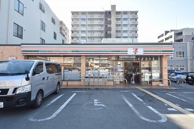 コンビニ　セブンイレブン　吹田垂水町3丁目店（コンビニ）まで196m