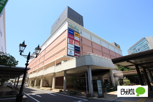 スーパー　イオンスタイルラブラ万代（スーパー）まで874m