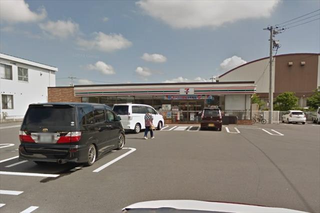 コンビニ　セブンイレブン芳明小前店（コンビニ）まで2000m