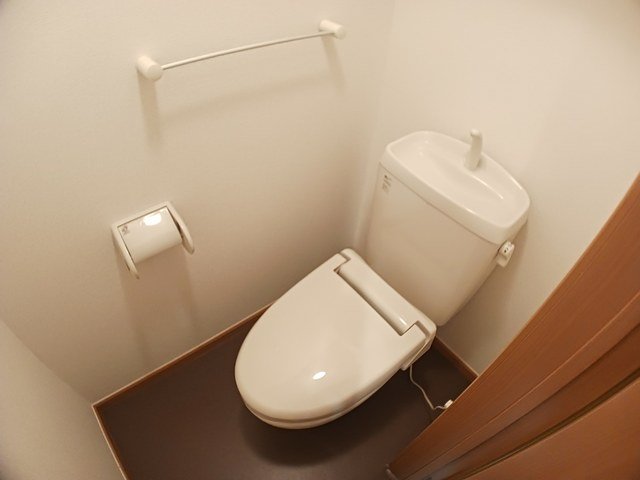 トイレ　落ち着いた色調のトイレです