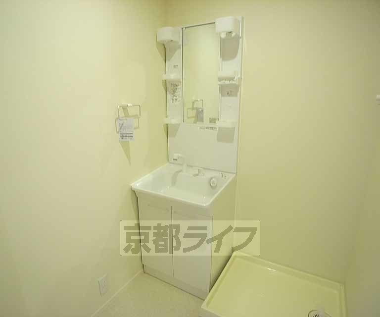 洗面設備　独立した洗面台完備です。